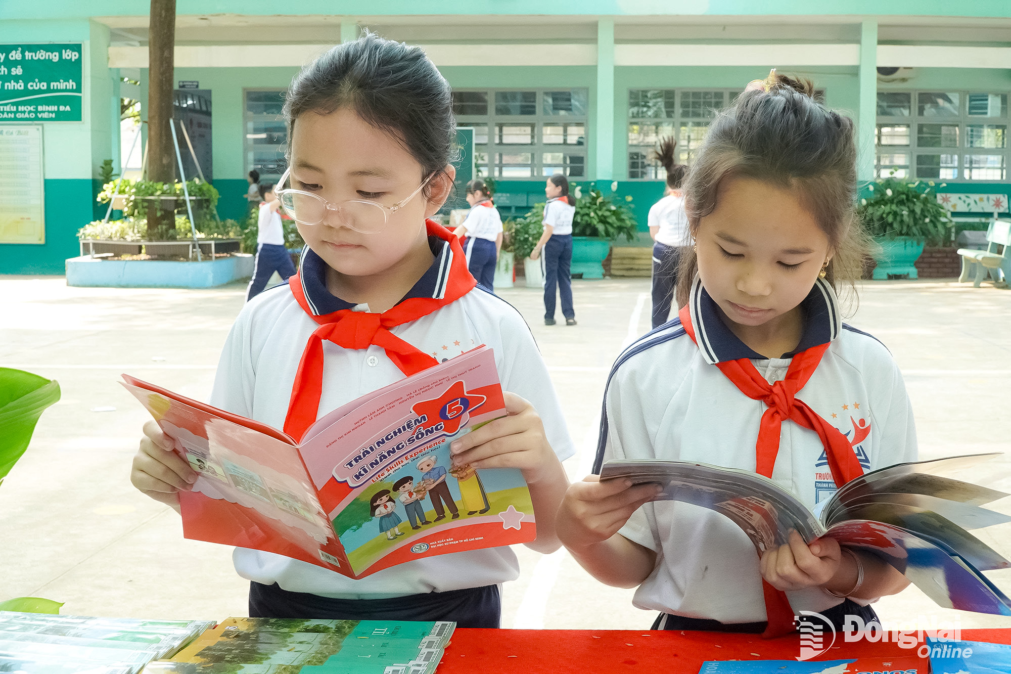 Gli alunni della scuola primaria di Binh Da (quartiere Tam Hiep) leggono libri durante la ricreazione. Foto: Hai Yen