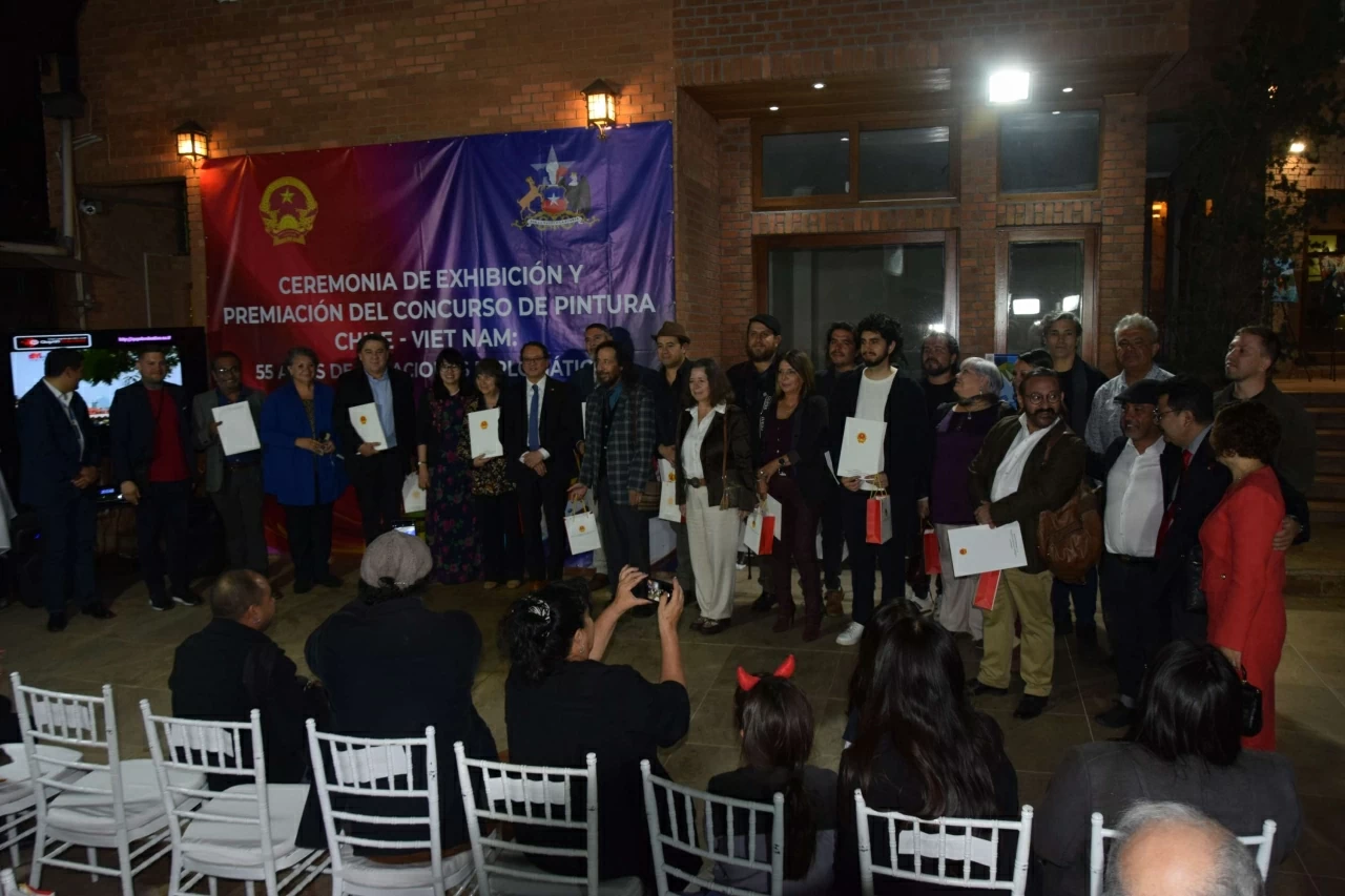 Il Vietnam visto attraverso gli occhi di 27 artisti cileni. Việt Nam qua nét vẽ của 27 họa sĩ Chile