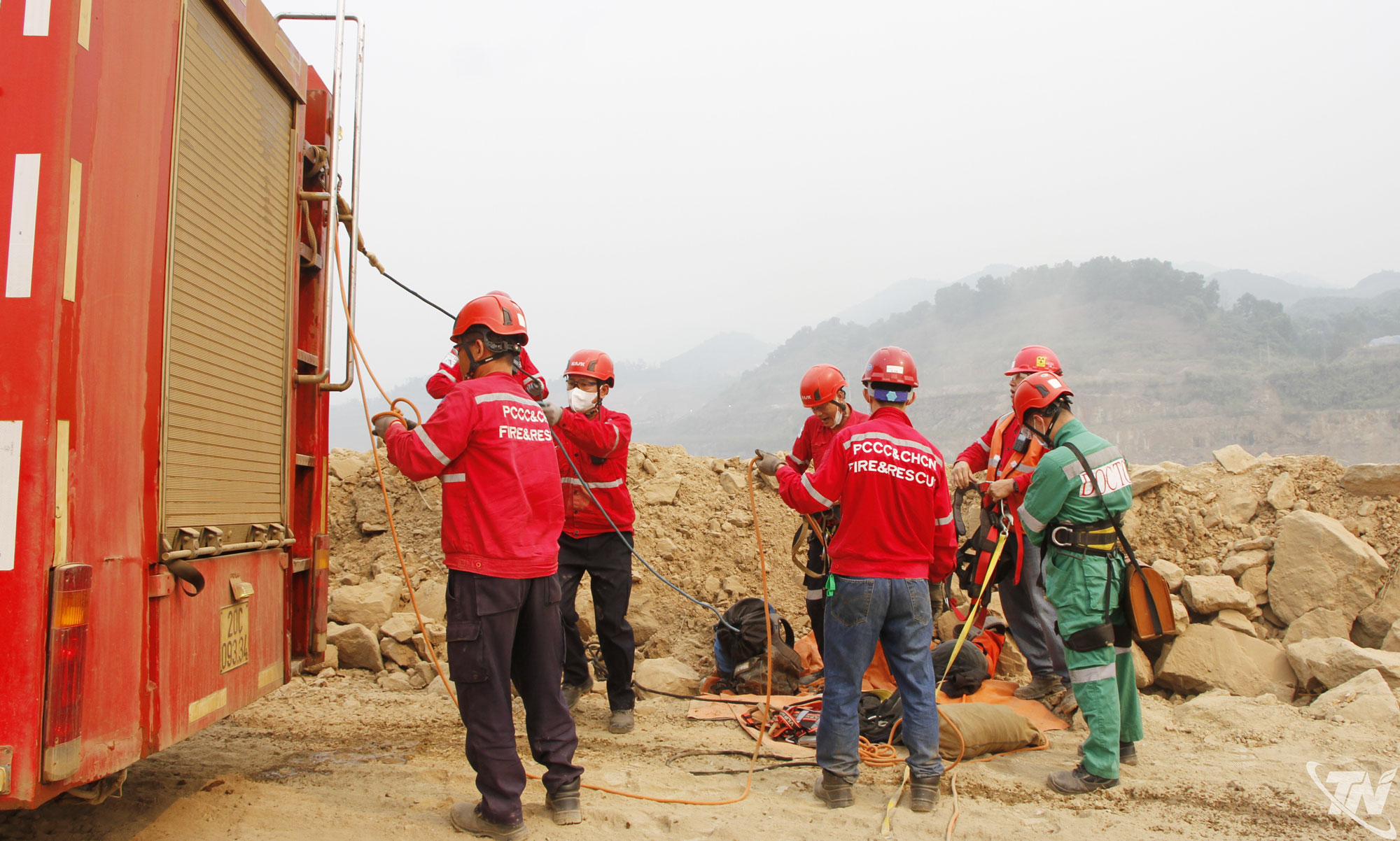 La squadra di soccorso della compagnia Nui Phao ha impiegato dei veicoli per soccorrere le vittime in una simulazione di esercitazione.
