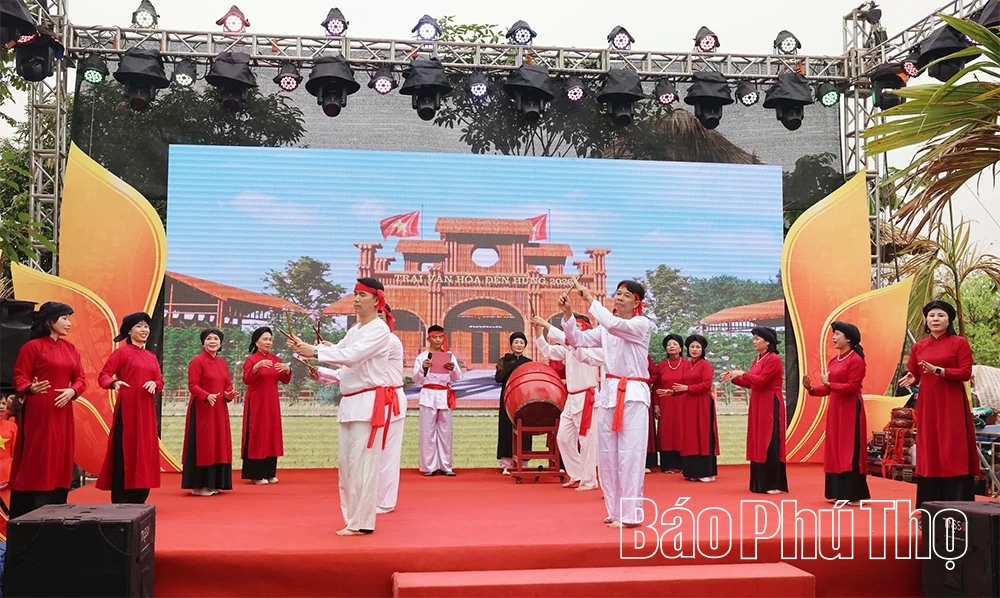 Culorile vibrante ale grupurilor etnice din tabăra culturală.