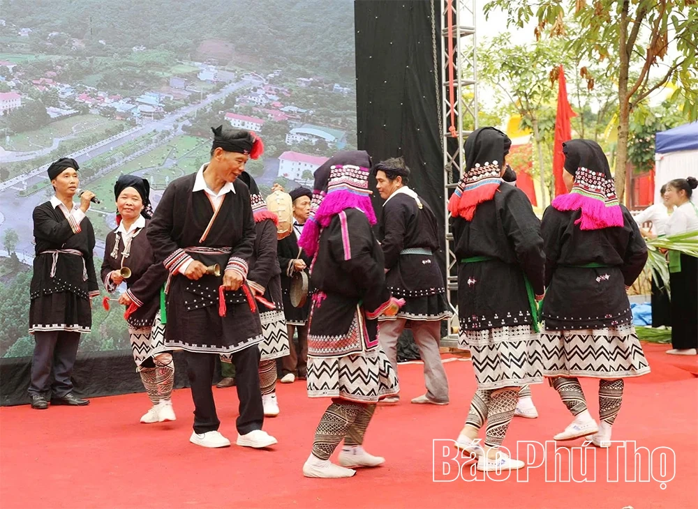 Culorile vibrante ale grupurilor etnice din tabăra culturală.