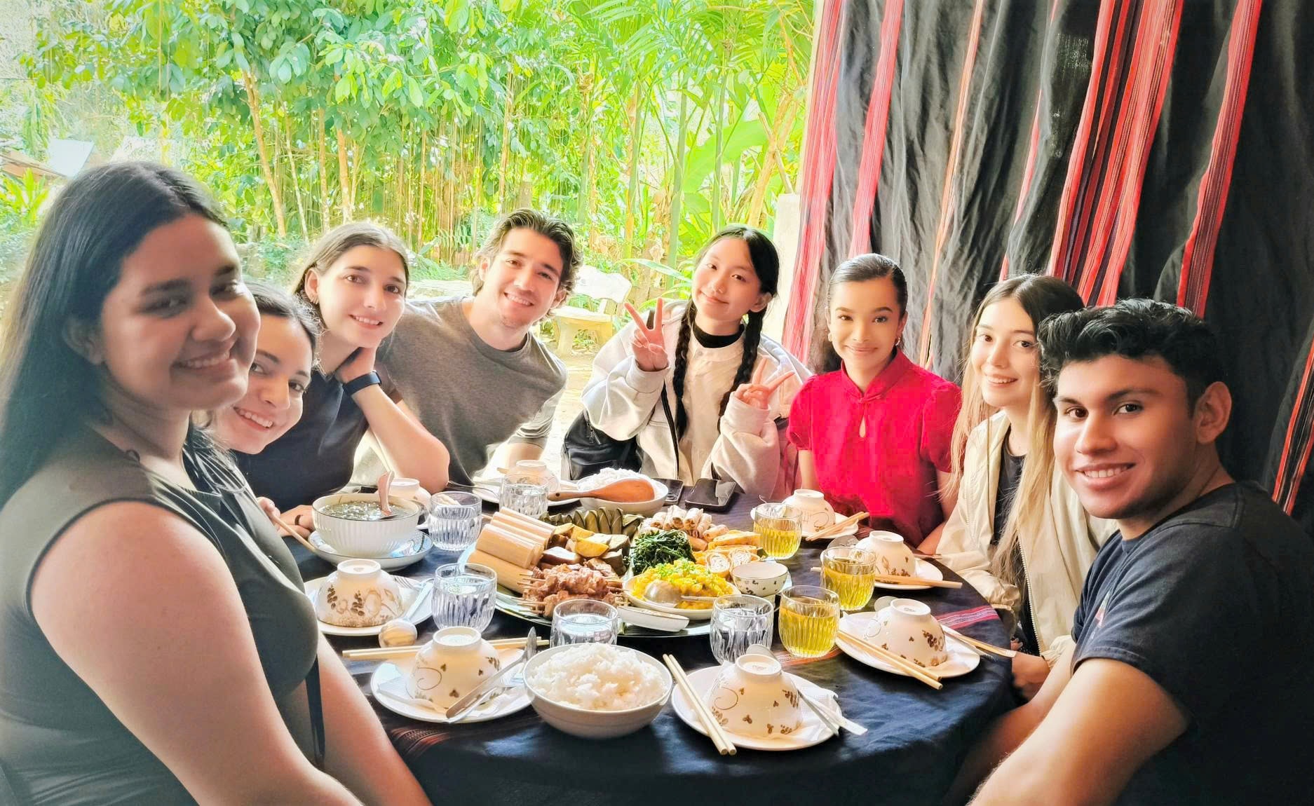 Turisti stranieri possono scoprire la cucina Co Tu presso la casa vacanze Dinh Thi Thin nel villaggio di Bho Hong, comune di Song Kong.