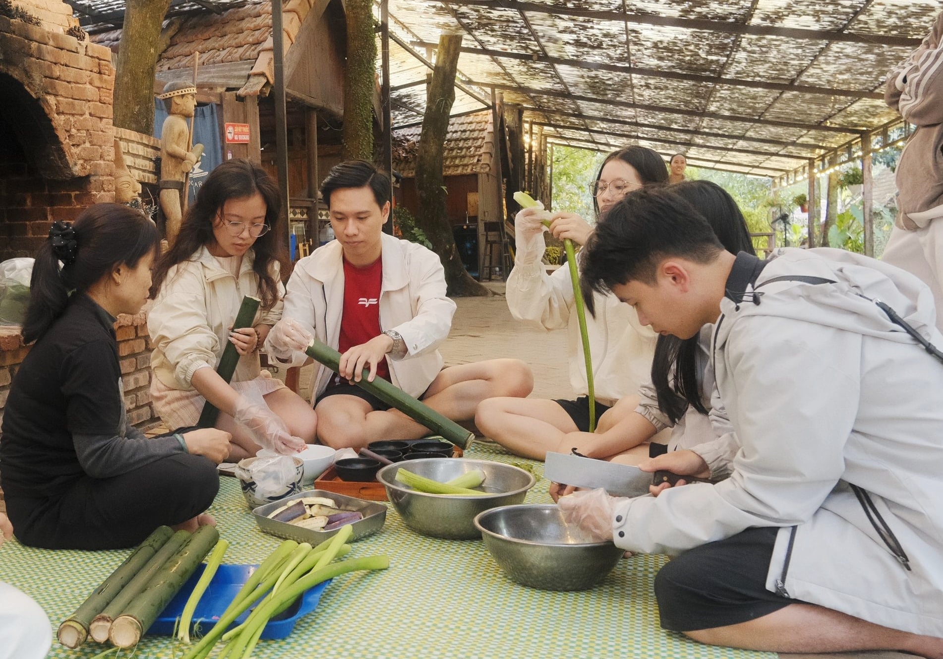 Presso l'area turistica di Đông Giang Sky Gate, i turisti possono cimentarsi nella preparazione dello Za Rá, un piatto tradizionale del popolo Cơ Tu.