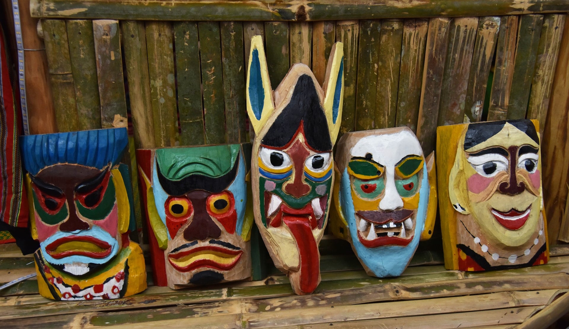 Foto 9: En samling trämasker från byn Giàn Bí, tillverkade av Briu Nga, visas på festivalen.