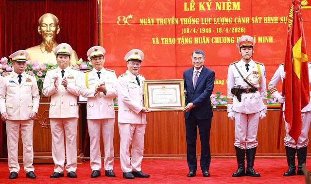 Pevně odhodláni nenechat žádné mezery pro trestnou činnost - Foto 1. Kiên quyết không để kẽ hở cho hoạt động tội phạm - Ảnh 1.