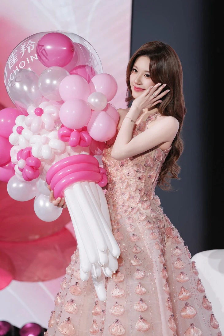 Dopo Fan Bingbing, Zhao Lusi indossa un abito decorato con 350 petali di fiori, opera di Phan Huy - Foto 1. Triệu Lộ Tư - Ảnh 1.