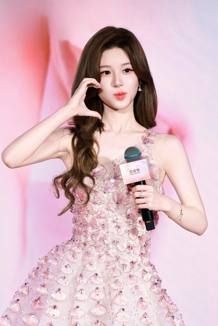 Dopo Fan Bingbing, Zhao Lusi indossa un abito decorato con 350 petali di fiori di Phan Huy - Foto 5. Triệu Lộ Tư - Ảnh 5.