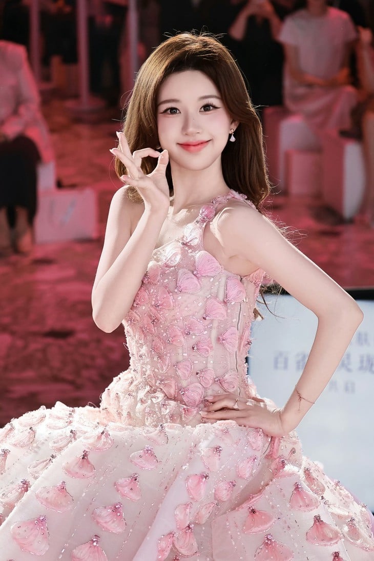 Dopo Fan Bingbing, Zhao Lusi indossa un abito decorato con 350 petali di fiori di Phan Huy - Foto 6. Triệu Lộ Tư - Ảnh 6.