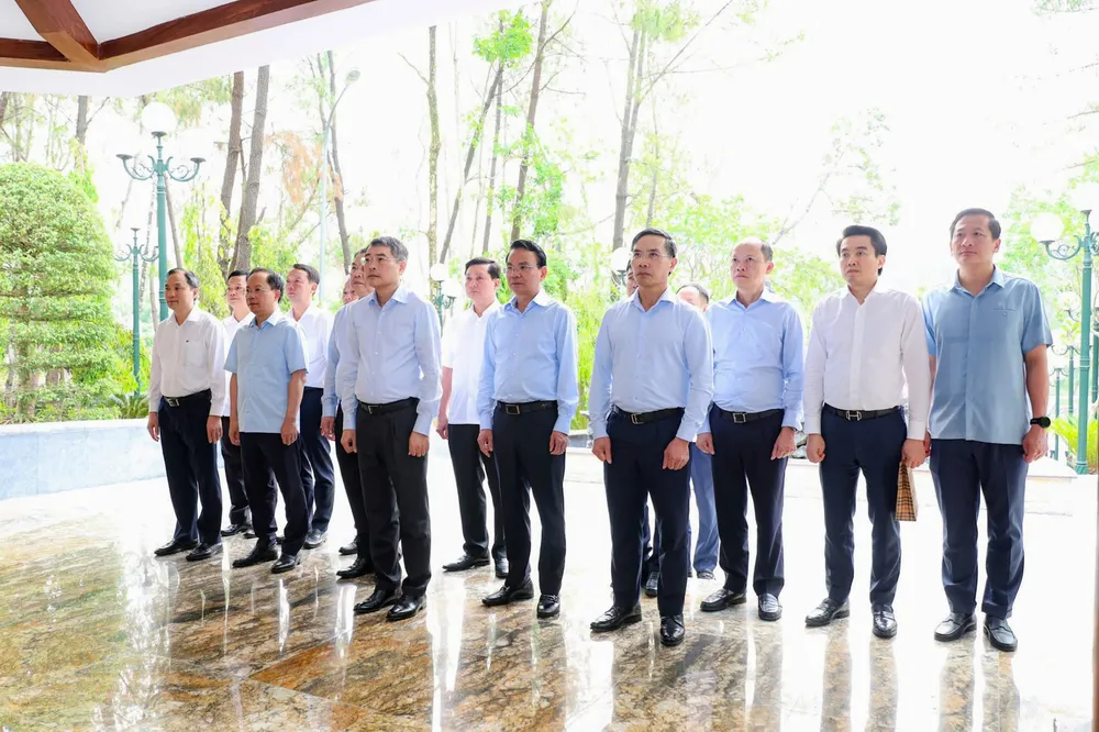 Le Premier ministre Le Minh Hung a fait brûler de l'encens sur le site ...