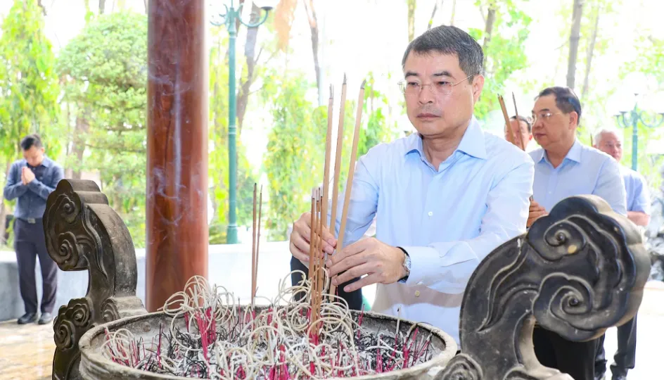 Thủ tướng Lê Minh Hưng dâng hương tại Ngã ba Đồng Lộc - Ảnh 1.