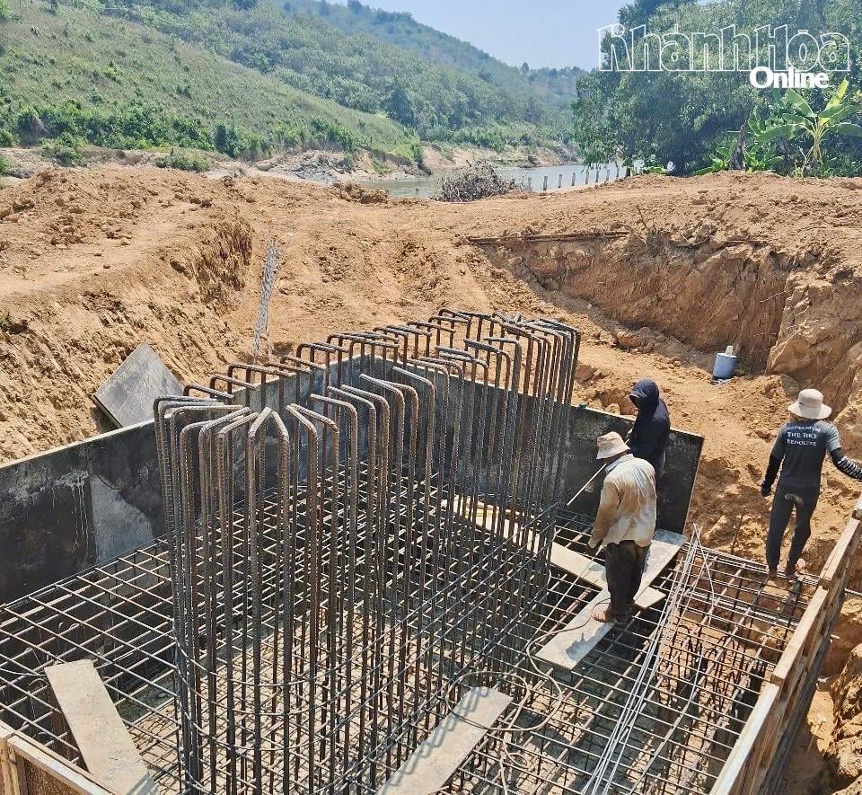 नाम खान विन्ह कम्यून में सस्पेंशन ब्रिज के आधार स्तंभों का निर्माण कार्य चल रहा है।