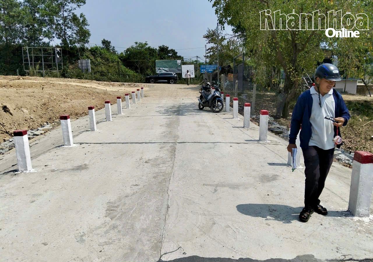 ताई खान विन्ह कम्यून में बाढ़ से क्षतिग्रस्त हुई एक सड़क की मरम्मत कर दी गई है, जिससे स्थानीय लोगों की परिवहन और उत्पादन संबंधी जरूरतों को पूरा किया जा रहा है।