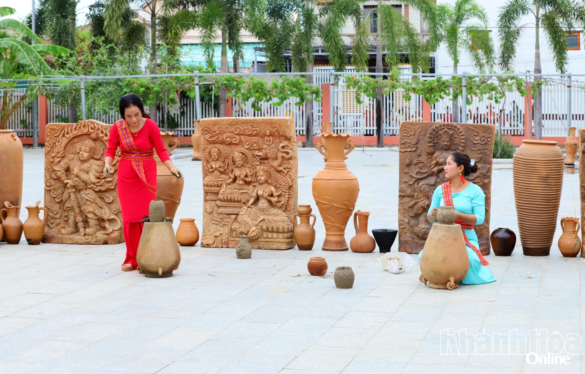 Ambachtslieden demonstreren de kunst van het Cham-pottenbakken in Ninh Phuoc.