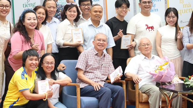 Temukan 'Bahasa Vietnam: Aneh Namun Akrab' untuk lebih memahami masa kini melalui masa lalu - Foto 4. Khám phá 'Tiếng Việt lạ mà quen' để thông qua xưa càng hiểu nay- Ảnh 4.
