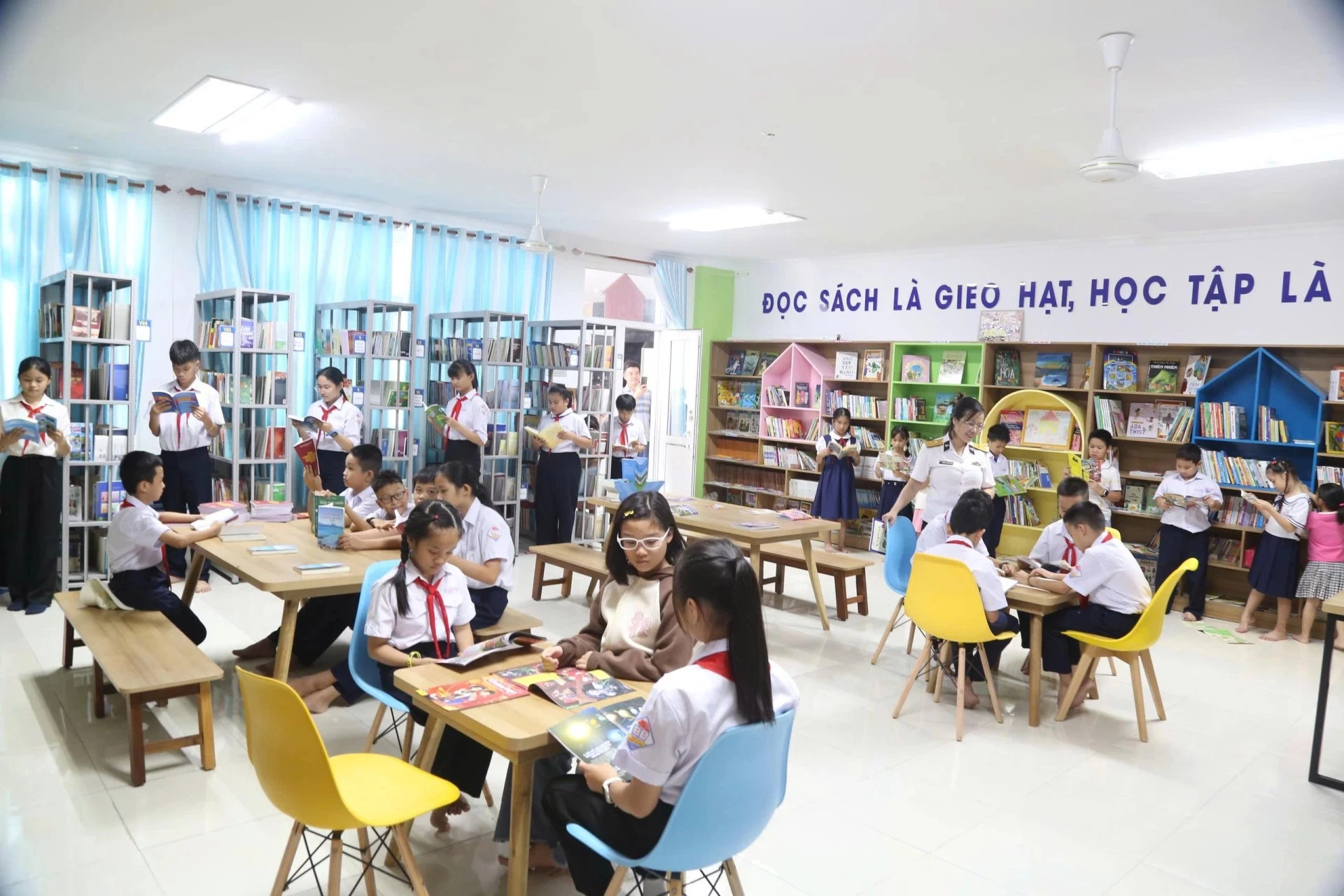 Students read books at the Truong Sa Library, Naval Region 4.