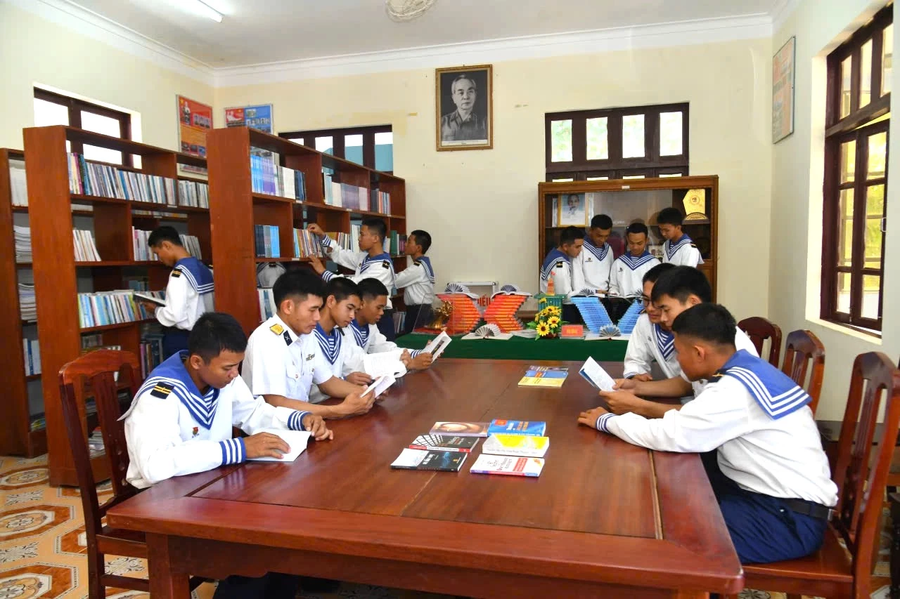 The soldiers on Son Ca Island are reading books together.