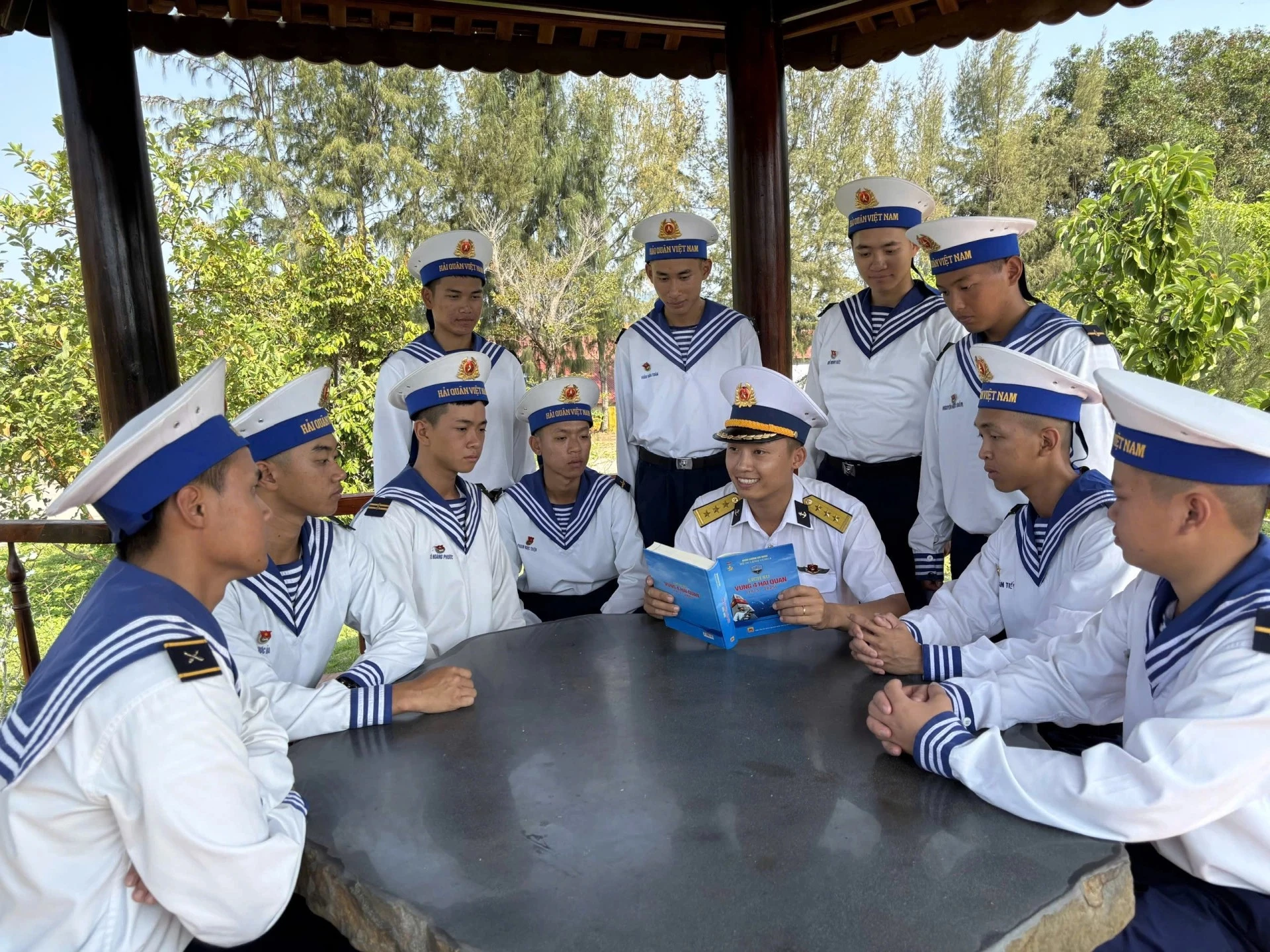 Officers and soldiers of Brigade 162 read books on their day off.