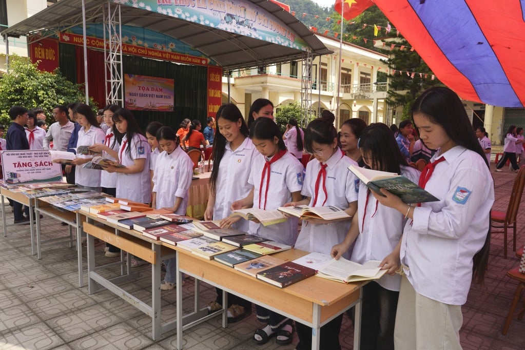 Μαθητές από το Tra Linh Ethnic Boarding Junior High School συμμετέχουν στην Ημέρα Πολιτισμού Βιβλίου και Ανάγνωσης του Βιετνάμ 2026.