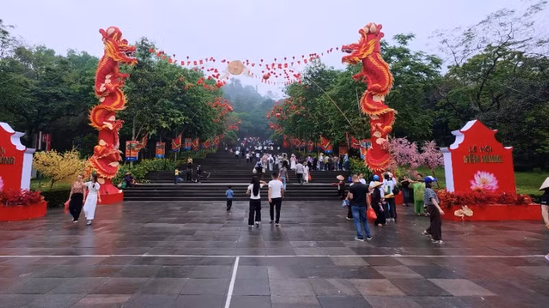 ทางเข้าสู่สถานที่ทางประวัติศาสตร์ได้รับการตกแต่งอย่างงดงามด้วยสัญลักษณ์มังกรที่ส่องประกายระยิบระยับ เพื่อต้อนรับผู้แสวงบุญสู่ดินแดนบรรพบุรุษ