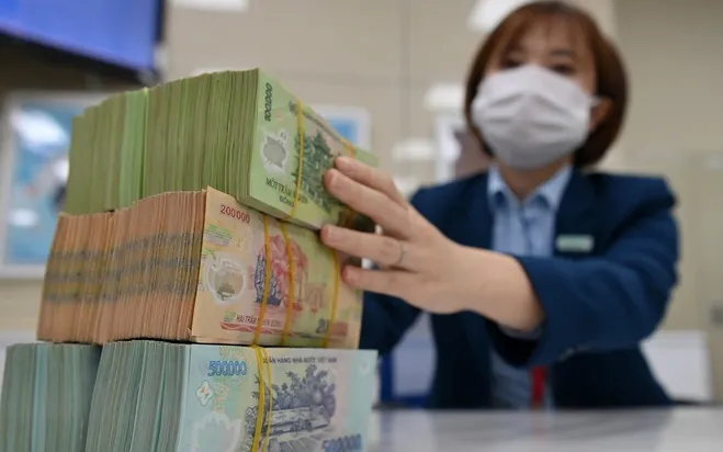 Alcune banche hanno abbassato i tassi di interesse sui prestiti. Một số ngân hàng hạ lãi suất cho vay