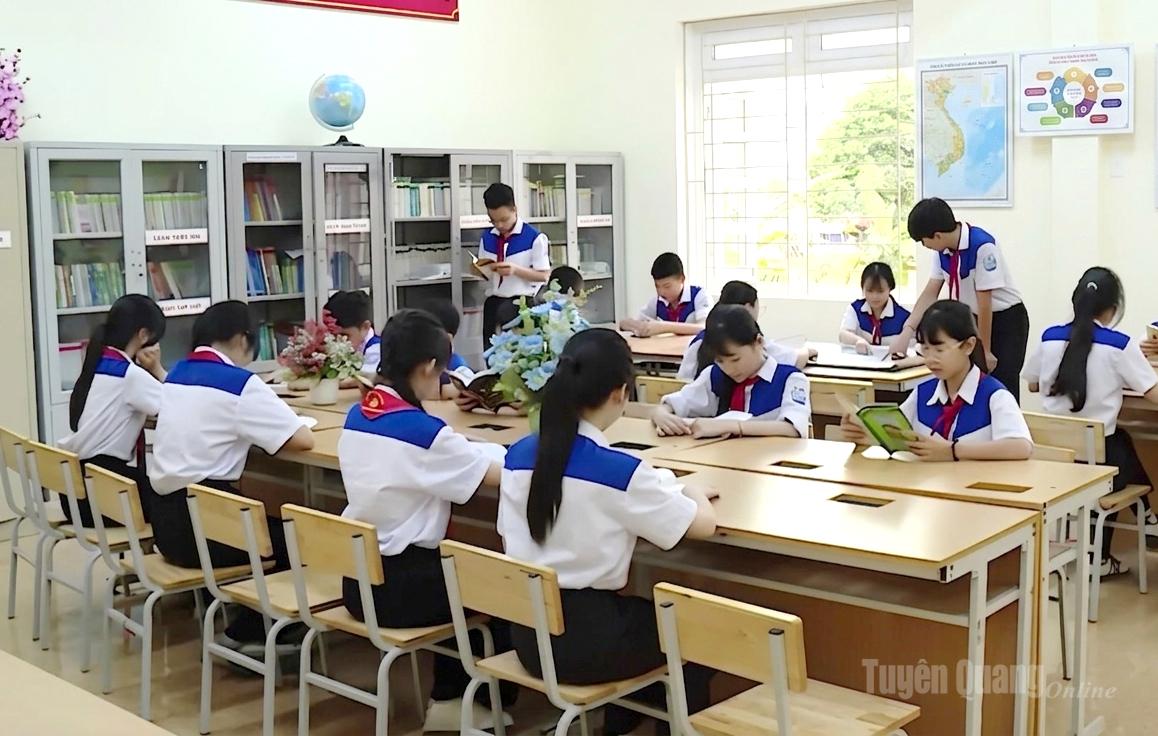 Атмосфера, располагающая к чтению, в средней школе имени Хунг Тханя, район Ан Туонг.