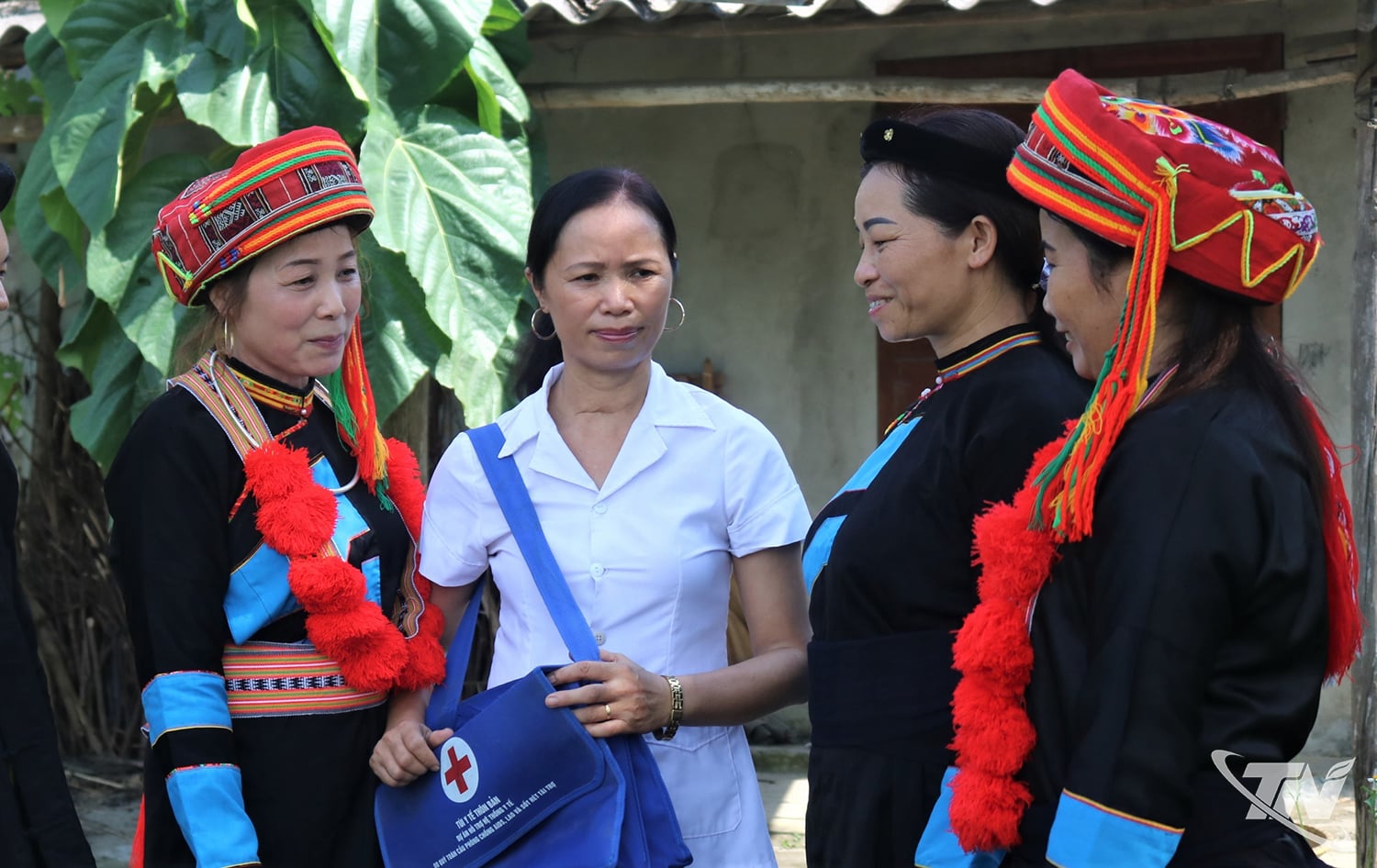 La signora Dang Thi Hoa, operatrice sanitaria del villaggio di Suoi Boc (comune di Yen Trach), promuove e incoraggia le donne a partecipare attivamente alla pianificazione familiare.