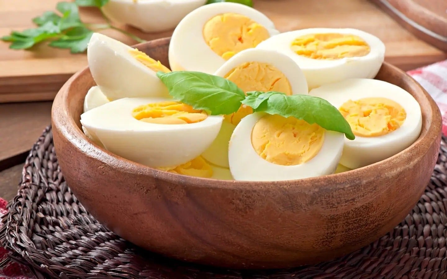 4 gruppi di persone che devono fare attenzione quando mangiano uova - Immagine 2. Trứng gà – vị thuốc quen thuộc trong bếp, dùng thế nào tốt nhất cho sức khỏe?