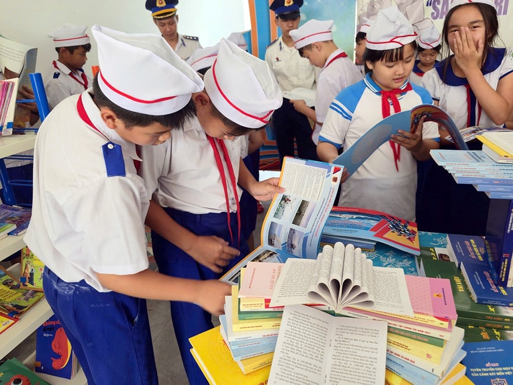 La Guardia Costiera promuove la cultura della lettura nella comunità - foto 4