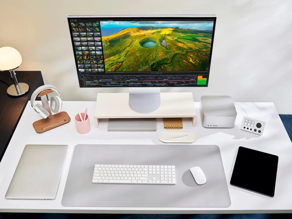 مانیتور UltraFine evo 6K با طراحی بدون حاشیه در چهار طرف، ظاهری چشمگیر دارد.