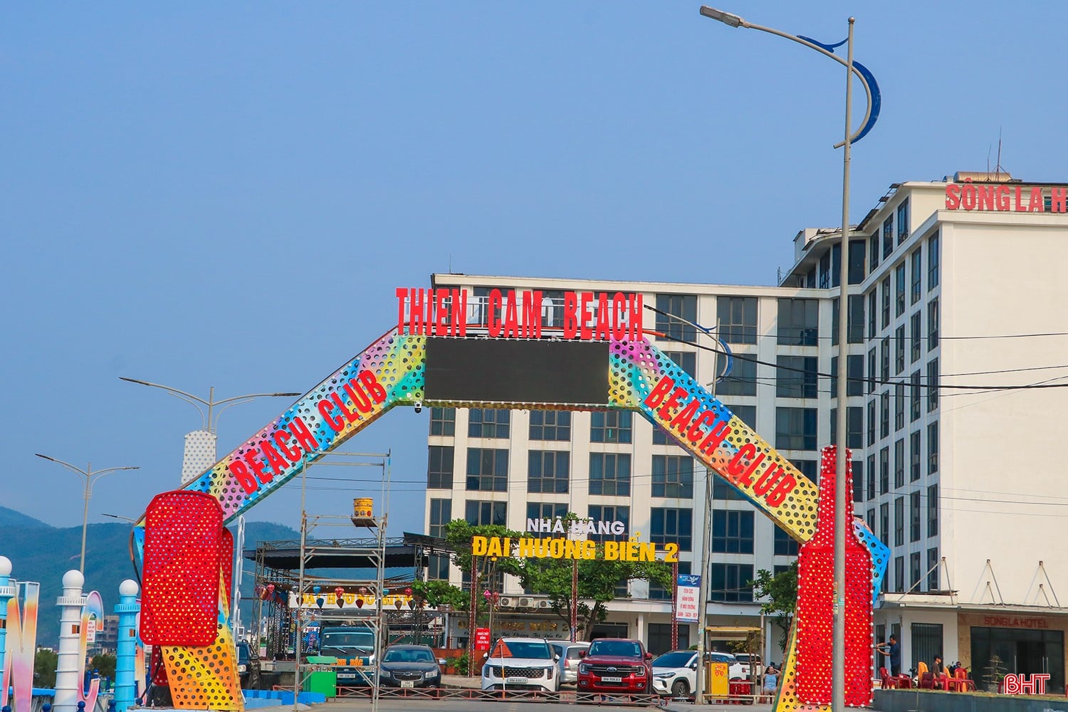 ຈຸດເດັ່ນຂອງຄືນເປີດງານແມ່ນການສະແດງດອກໄຟໃນລະດັບສູງຕໍ່າເປັນເວລາ 15 ນາທີ, ເຊິ່ງສັນຍາວ່າຈະສ້າງ Điểm nhấn của đêm khai trương là màn bắn pháo hoa tầm thấp kéo dài 15 phút, hứa hẹn tạo nên “bản hòa âm ánh sáng” rực rỡ trên bầu trời biển Thiên Cầm.