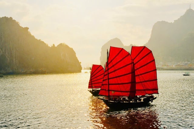 Quang Ninh stellt Dreiwand-Segelboottouren in der Ha Long Bucht vor - Foto 1.
