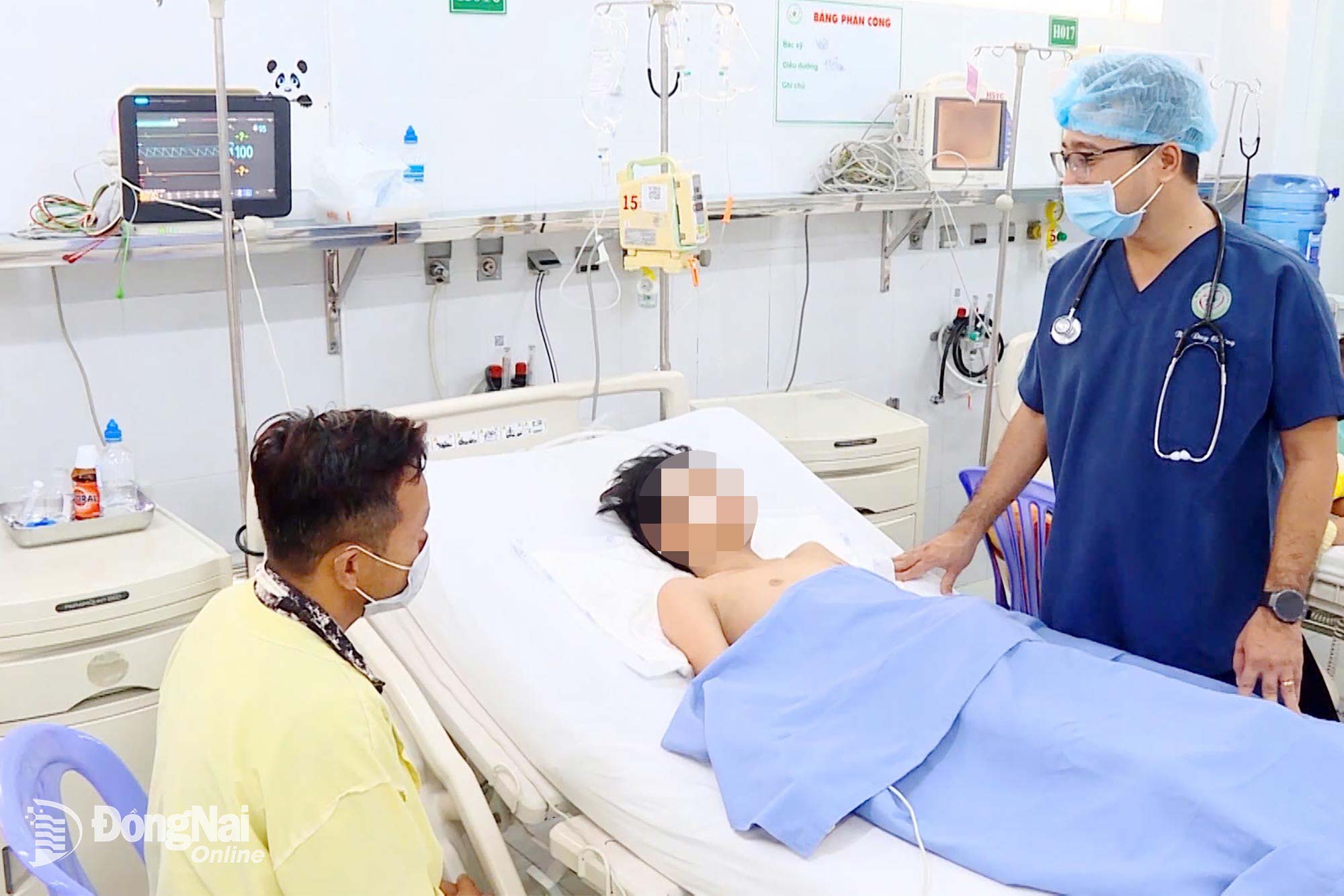 Selepas menerima rawatan kecemasan intensif, bayi Khoi beransur pulih. Foto: Bich Nhan