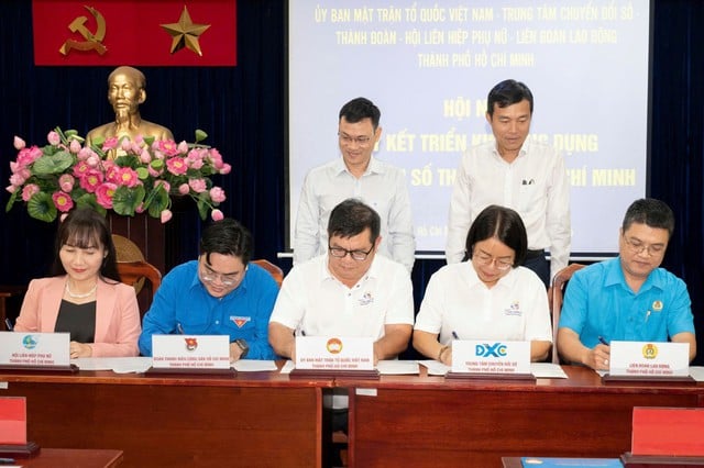 Zúčastněné jednotky podepsaly dohodu o nasazení aplikace Digitální občan Ho Či Minova Města. Các đơn vị thực hiện ký kết triển khai ứng dụng Công dân số TPHCM.