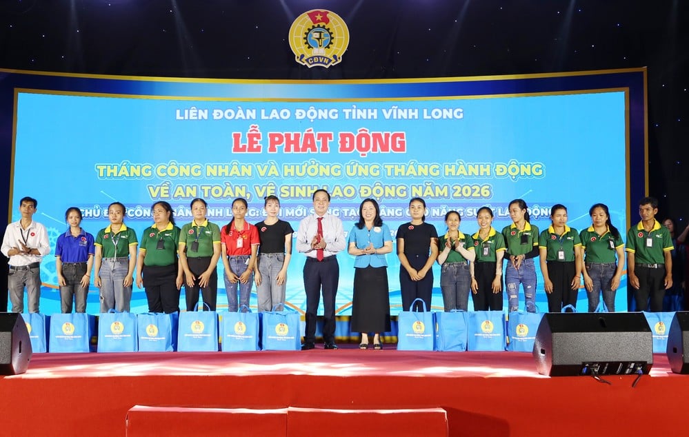 លោក ថាយ ធូស៊ឿង អនុប្រធានអចិន្ត្រៃយ៍នៃសហព័ន្ធការងារវៀតណាម និងលោក ឡាំ មិញដាំង អនុប្រធានគណៈកម្មាធិការបក្សខេត្ត បានប្រគល់អំណោយដល់កម្មករ។