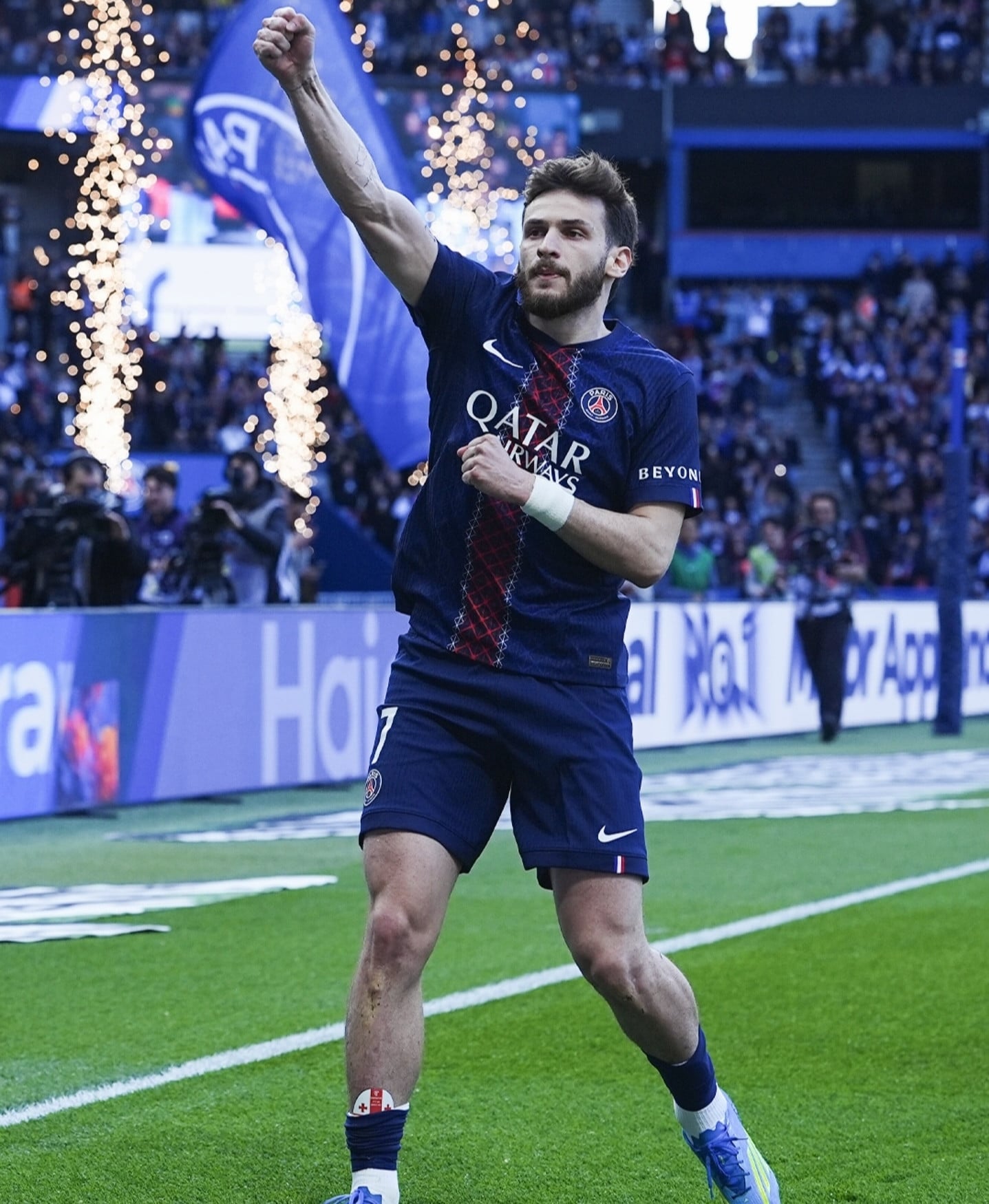 https://static-images.vnncdn.net/vps_images_publish/000001/000003/2026/4/23/psg-thi-uy-suc-manh-cung-co-ngoi-dau-ligue-1-218.jpg