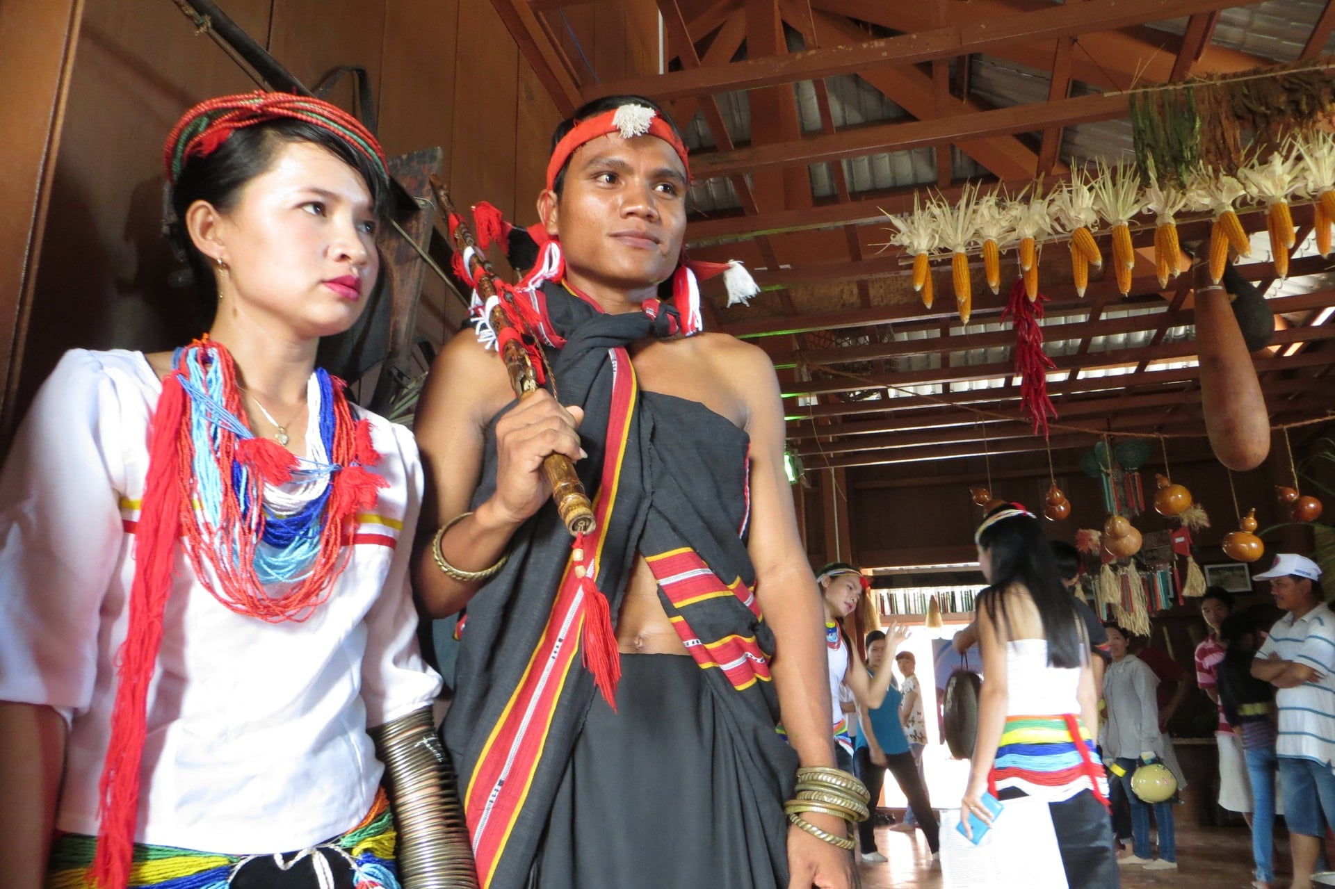 គូស្នេហ៍ស្លៀកសម្លៀកបំពាក់ប្រពៃណីជនជាតិកួយក្នុងពិធីមង្គលការ (2)