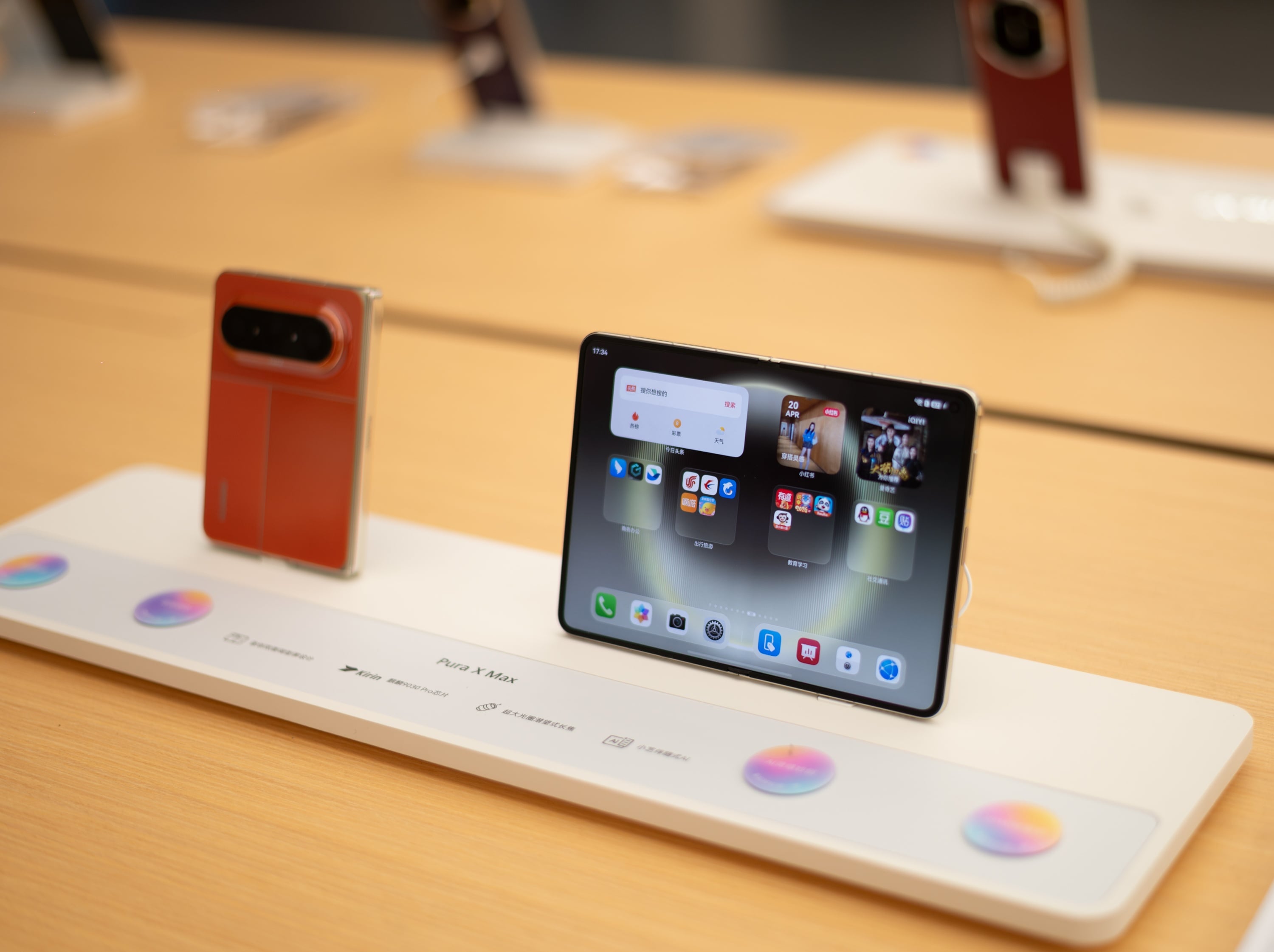 ファーウェイ Pura X Max レビュー：折りたたみ式iPhoneはこんな 