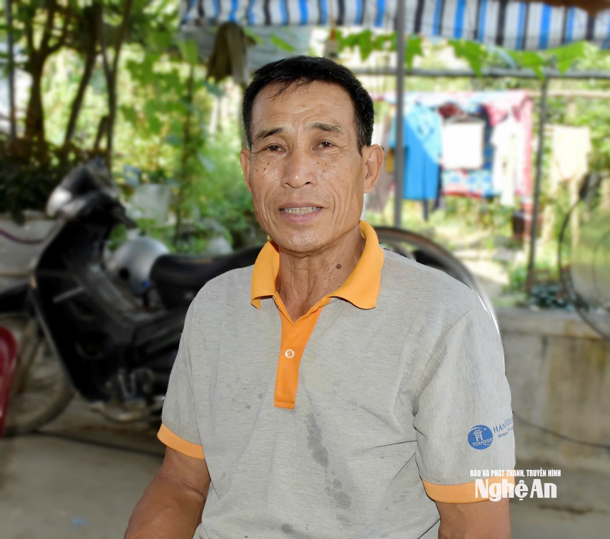Pan Ngo Duc Phuong vypráví o hrdinských činech svého staršího bratra, hrdiny a mučedníka Ngo Duc Maie. Foto: Cong Kien