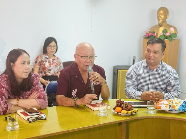 Umělci a spisovatelé sdílejí příběhy o strýci Ho - Foto 6. Văn nghệ sĩ kể chuyện viết về Bác- Ảnh 6.