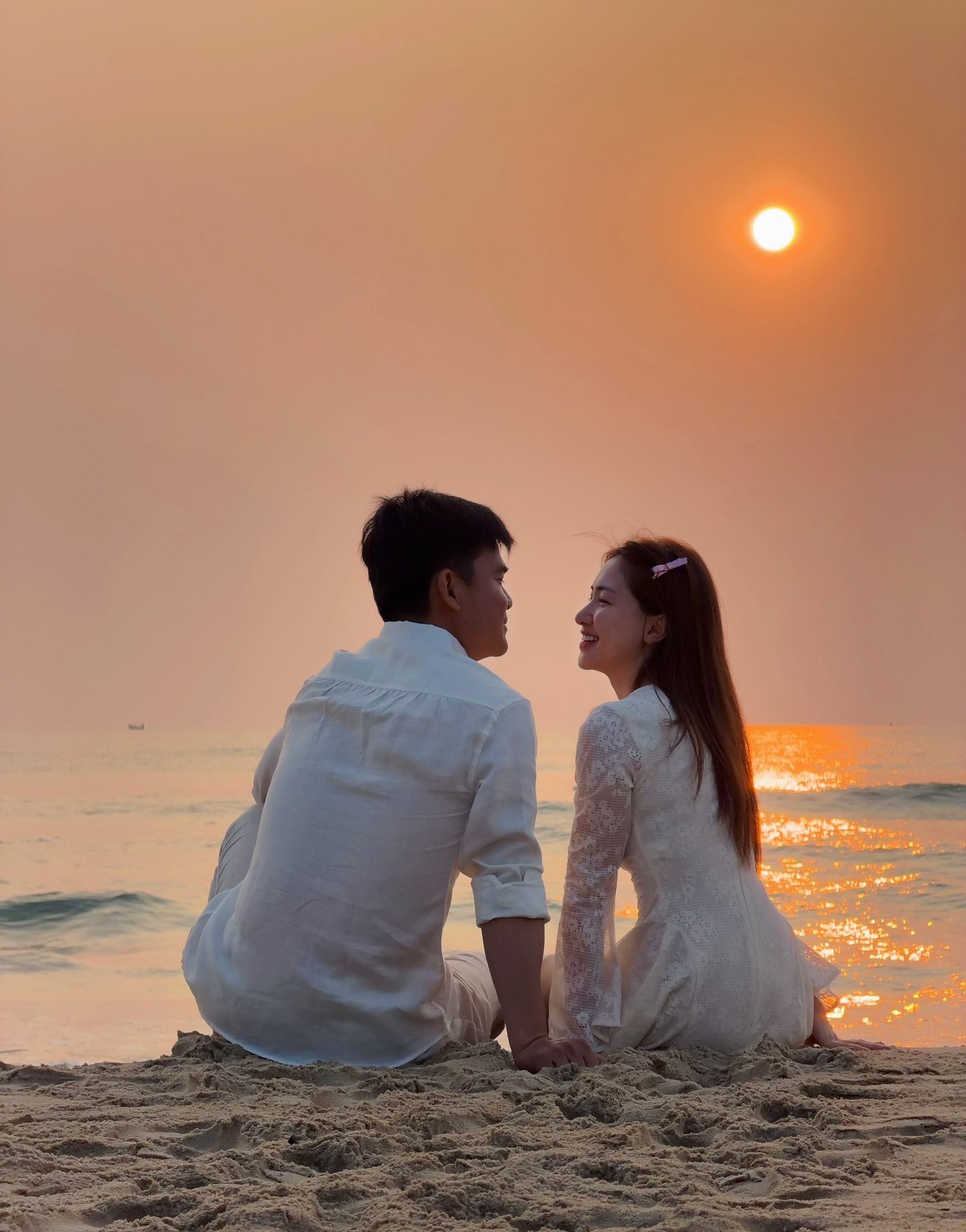 https://static-images.vnncdn.net/vps_images_publish/000001/000003/2026/4/24/hoa-minzy-khoe-hanh-phuc-ngot-lim-ben-dai-uy-thang-van-cuong-210.jpeg