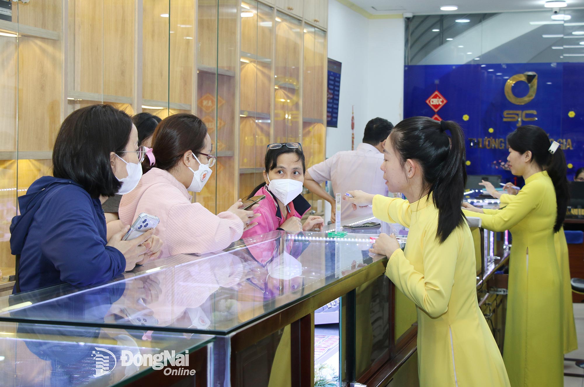 Người tiêu dùng tham khảo các loại nữ trang vàng tại một trung tâm kim hoàn ở phường Trấn Biên. Ảnh: Hải Quân