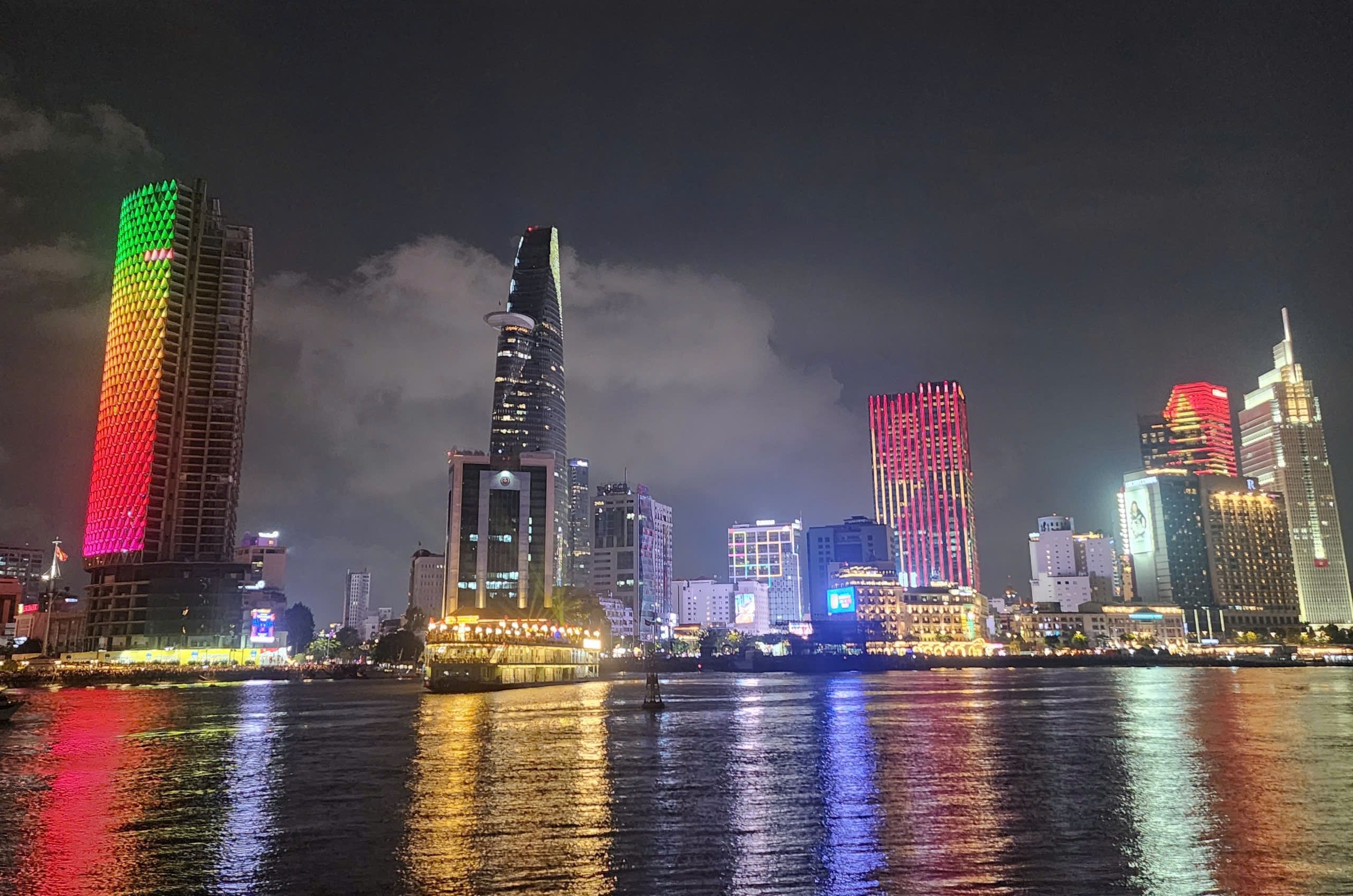 Die Bootsfahrt mit Abendessen und Feuerwerk auf dem Saigon-Fluss ist ein beliebtes Erlebnis für viele Touristen.