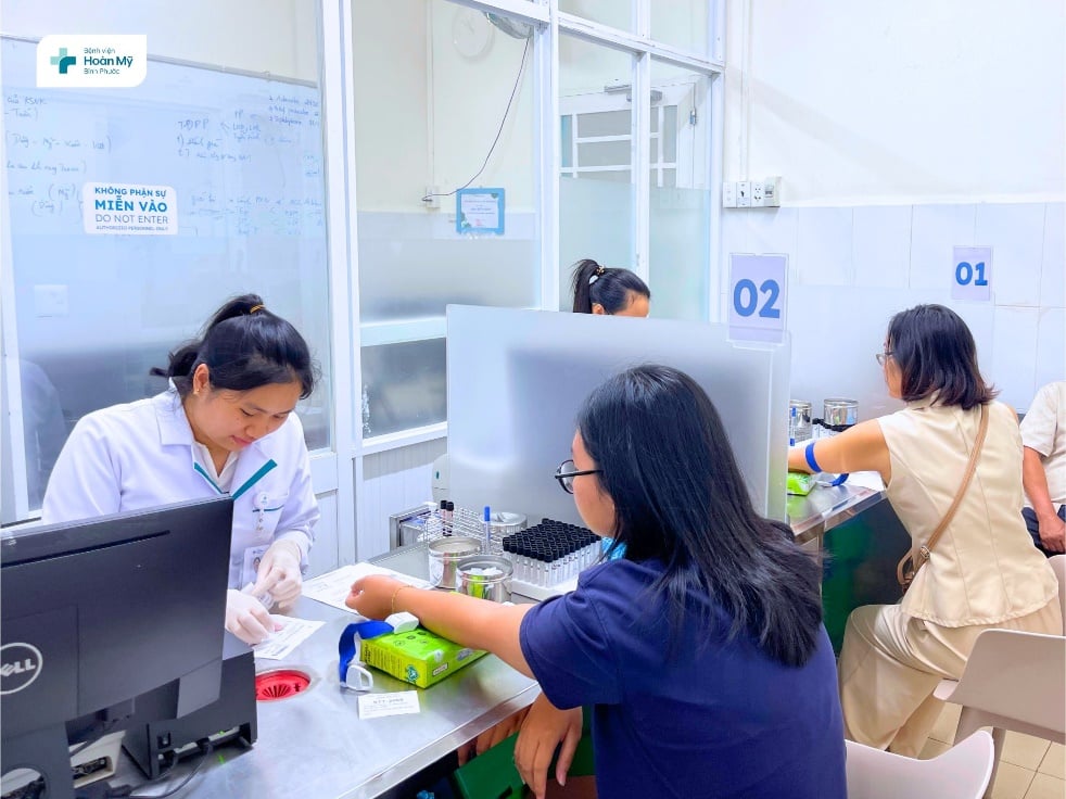Người dân được lấy máu xét nghiệm