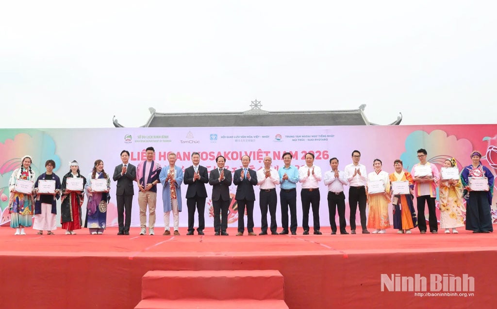 หัวหน้ากรมการท่องเที่ยวได้มอบของขวัญให้แก่ทีมที่เข้าร่วมงานเทศกาล