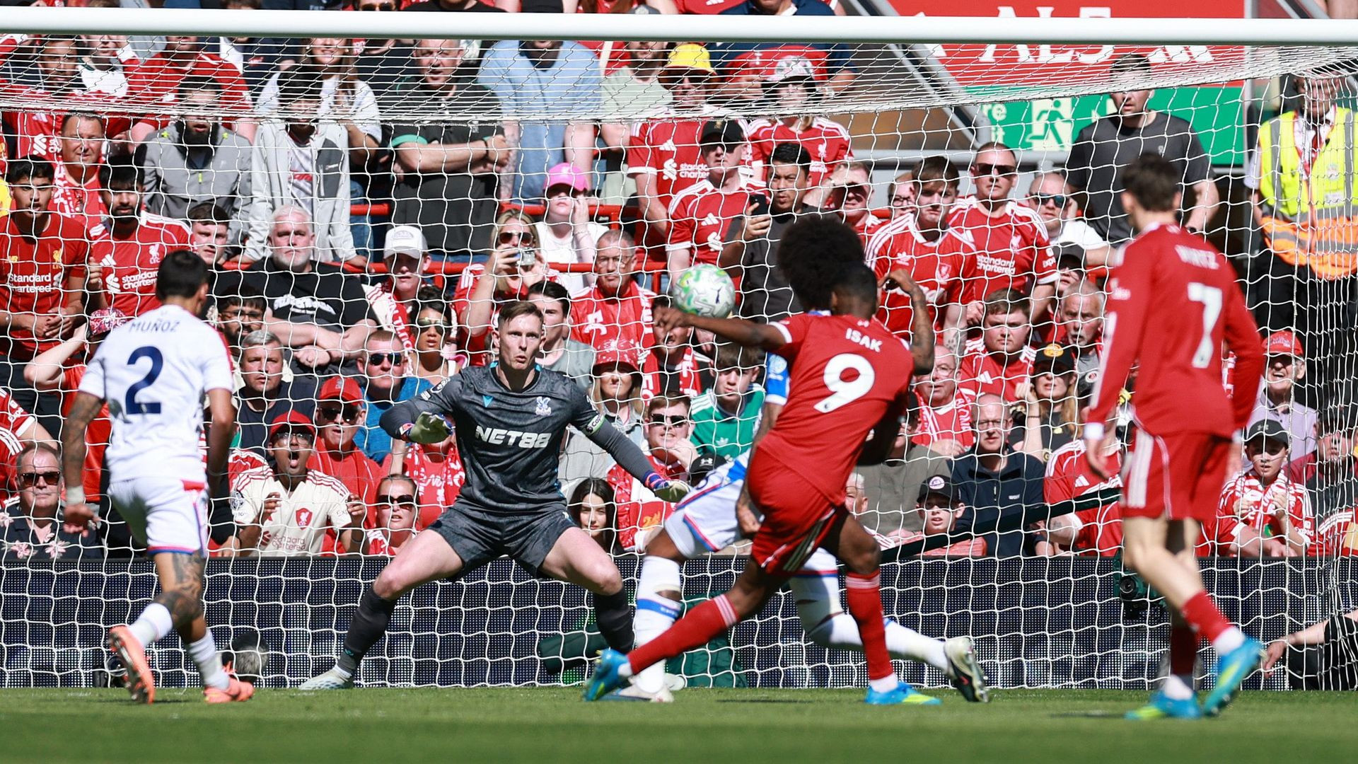 resources_premierleague_pulselive_com 2026 04 25T143702Z_2131491352_UP1EM4P14LOX5_RTRMADP_3_FOTBOLL ENGLAND LIV CRY (1).jpg