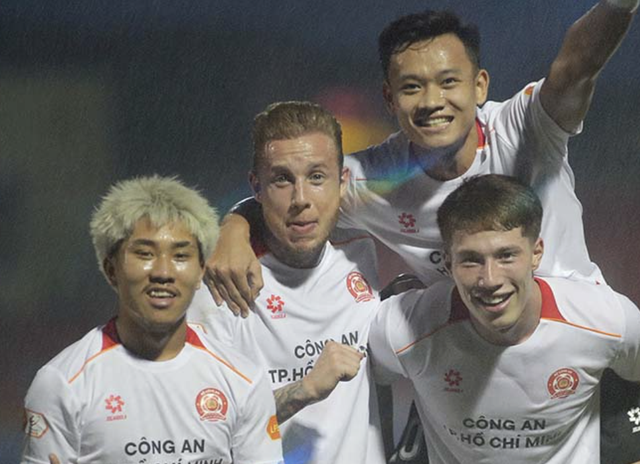 L'Ho Chi Minh City Police FC vince una partita emozionante contro l'Ha Tinh, le preoccupazioni dell'allenatore Le Huynh Duc si attenuano - Foto 1. CLB Công an TP.HCM thắng nghẹt thở Hà Tĩnh, HLV Lê Huỳnh Đức bớt sầu lo- Ảnh 1.