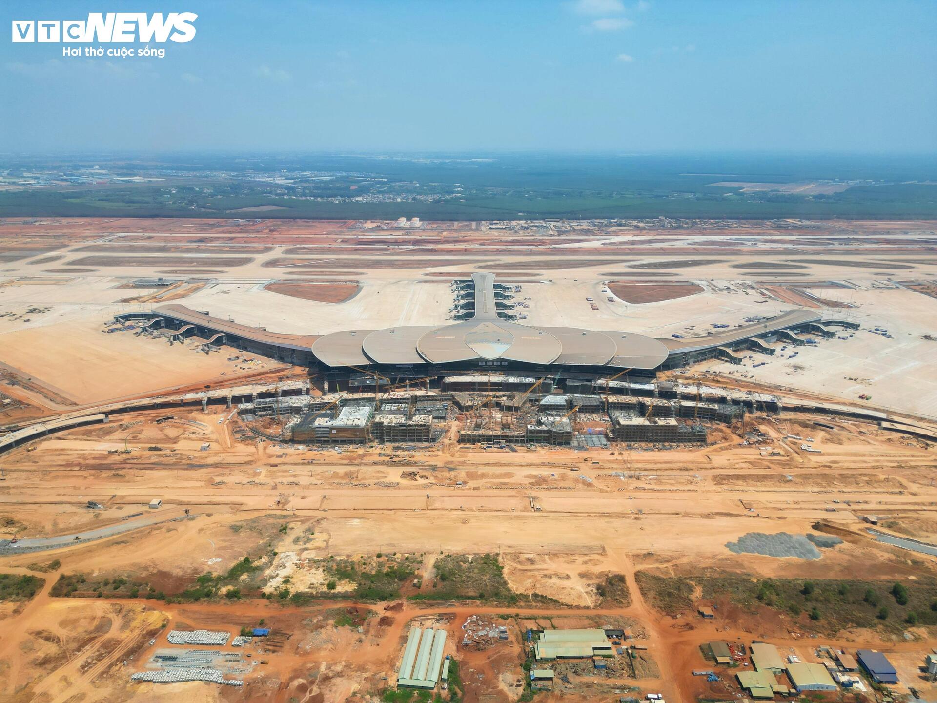 ภาพระยะใกล้ของบริเวณสนามบินลองแทงที่วุ่นวาย มีคนงานอยู่เพียงไม่กี่คน - 1