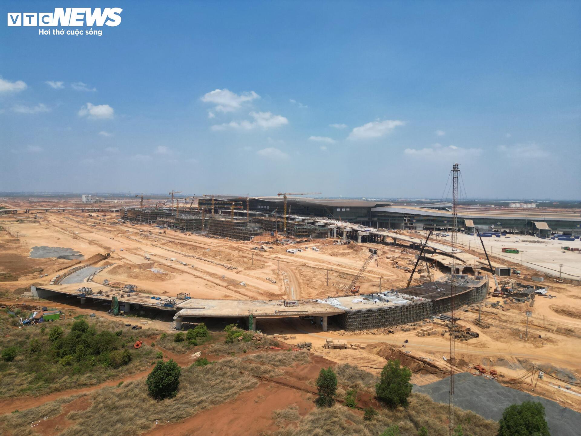 ภาพระยะใกล้ของบริเวณสนามบินลองแทงที่วุ่นวาย มีคนงานอยู่เพียงไม่กี่คน - 2
