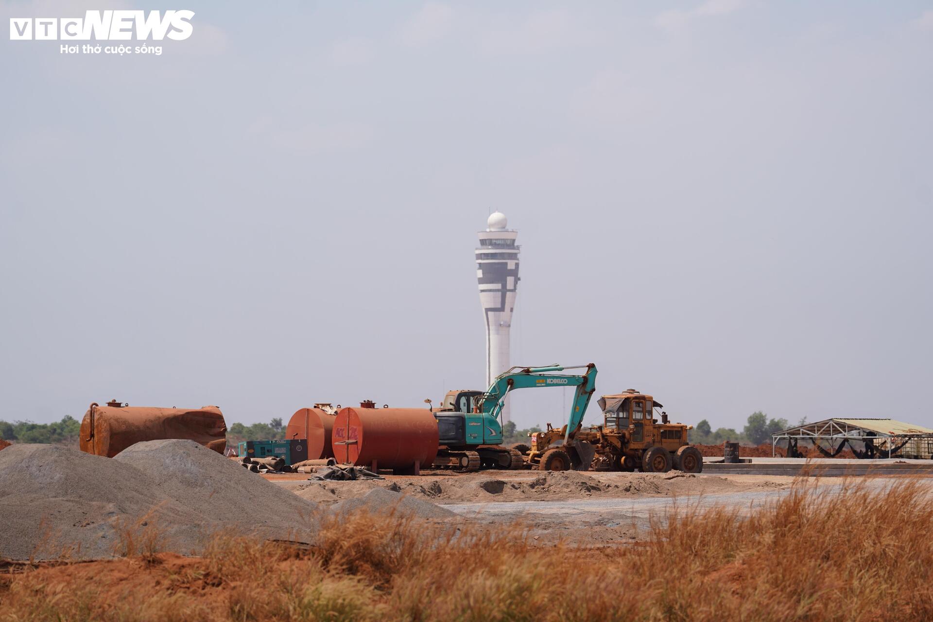 ภาพระยะใกล้ของบริเวณสนามบินลองแทงที่วุ่นวาย มีคนงานอยู่เพียงไม่กี่คน - 10