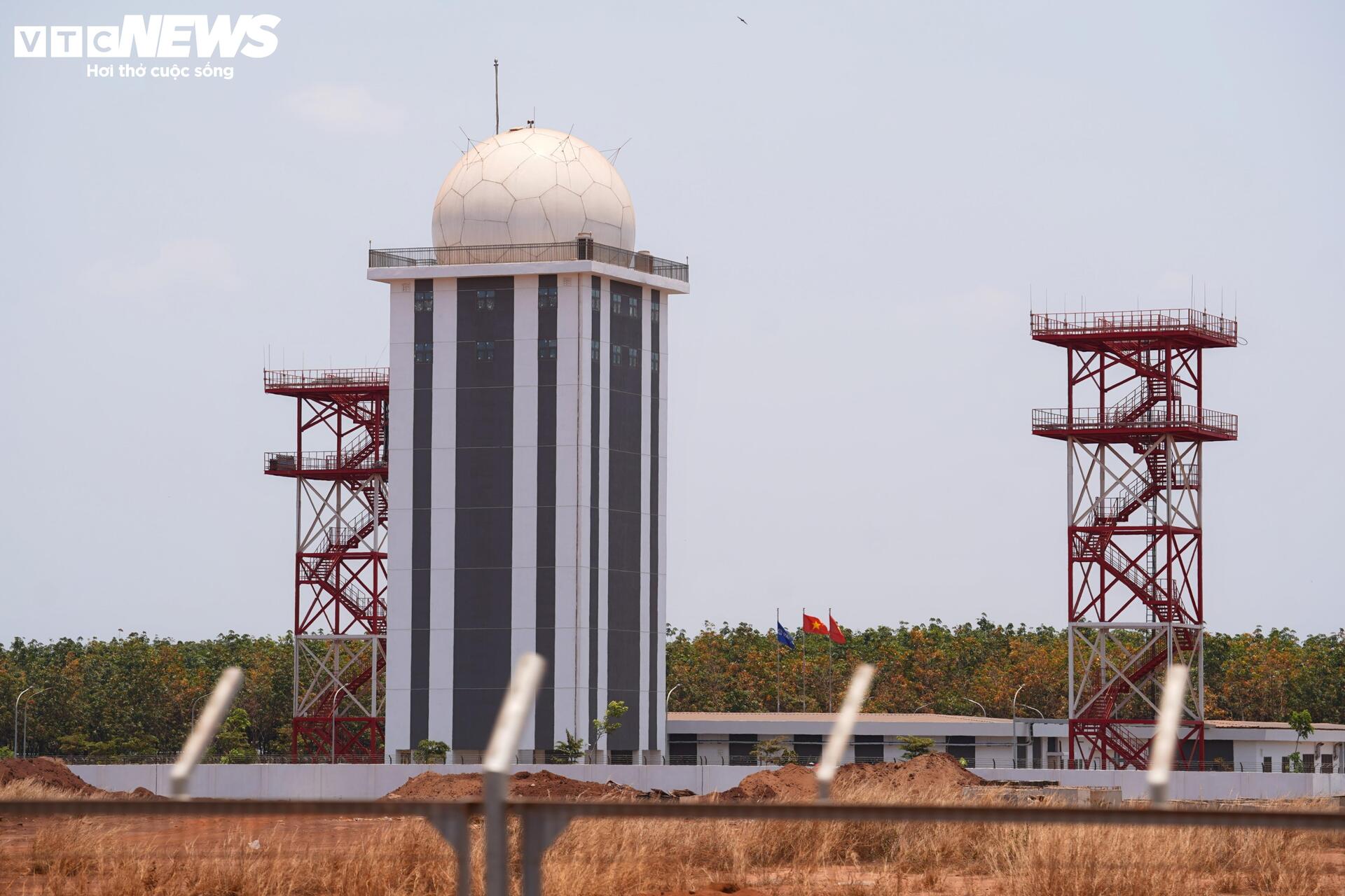 ภาพระยะใกล้ของบริเวณสนามบินลองแทงที่วุ่นวาย มีคนงานอยู่เพียงไม่กี่คน - 14